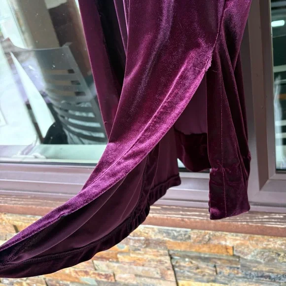 Wine Coloured Velvet Ralph Lauren Zip-Front Robe - Picture 4 of 6